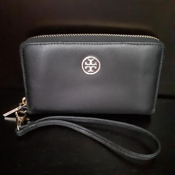 Tory Burch Handbags - Tory Burch Black Robinson Wristlet Wallet